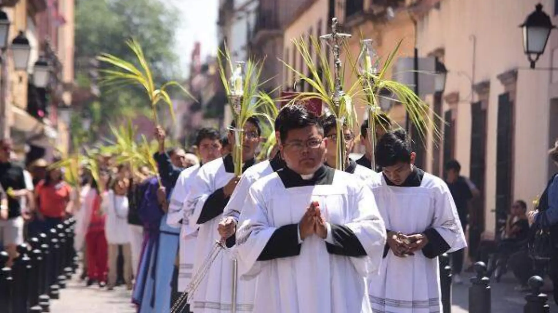 LA PROCESION